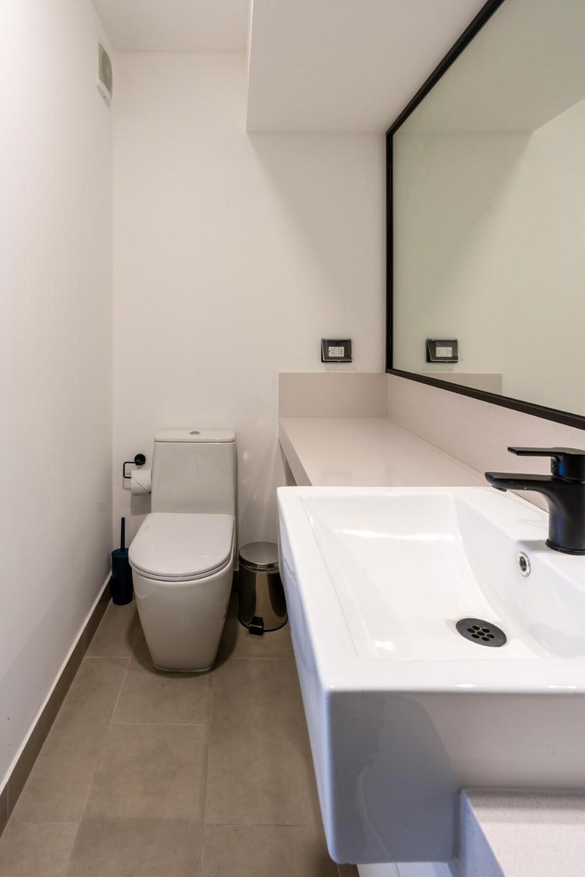 Apartment Wood 2br By Geko